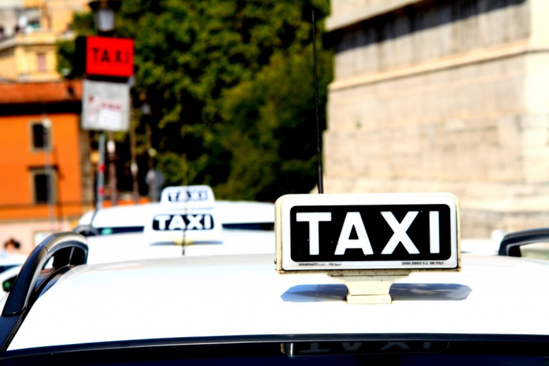 taxis-ST CEZAIRE SUR SIAGNE-min_taxi_auto_rome_road_white-1051610